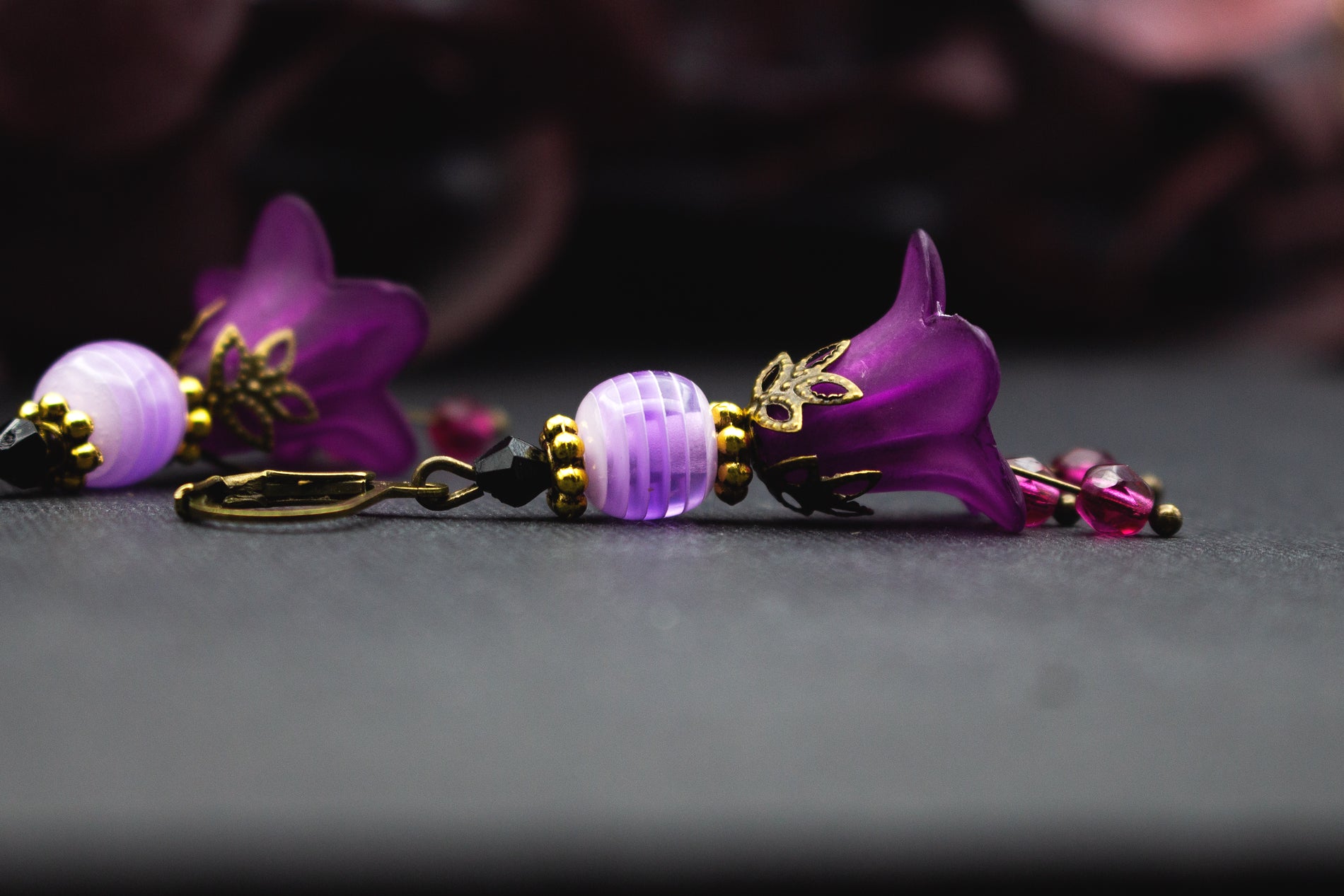 Blütenohrringe in Lila und Flieder mit Glasperlen und goldenen Details