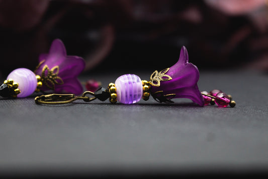 Blütenohrringe in Lila und Flieder mit Glasperlen und goldenen Details