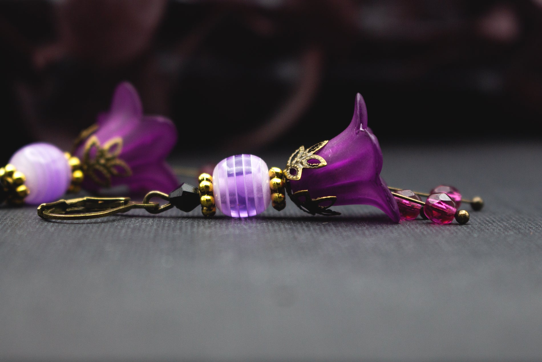 Florale Ohrringe Lila/Flieder mit Gold und Schwarz – romantisch und elegant