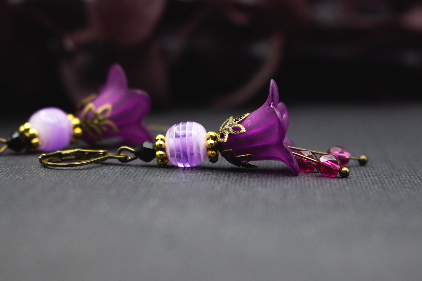 Lila Blütenohrringe mit Streifenperlen und goldenen Akzenten im Vintage-Stil