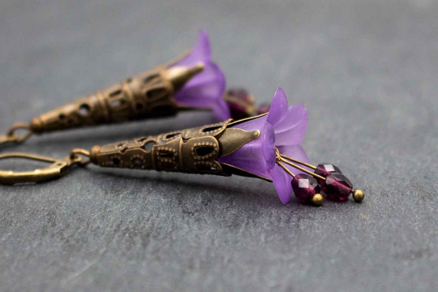 Ohrhänger mit Blüten in Lila – romantischer Schmuck im Vintage-Stil