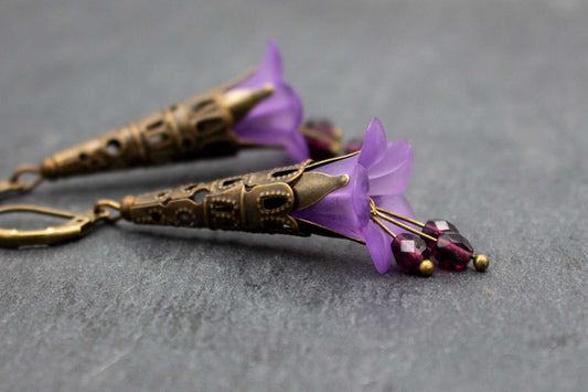 Ohrhänger mit Blüten in Lila – romantischer Schmuck im Vintage-Stil