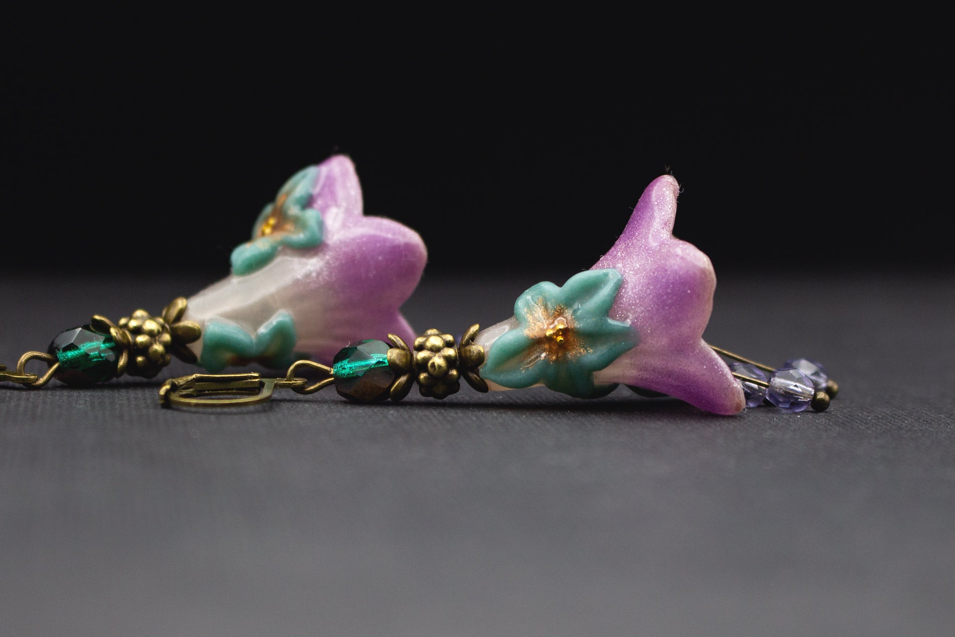 Lila Blütenohrringe mit grünen Akzenten – romantischer handbemalter Schmuck