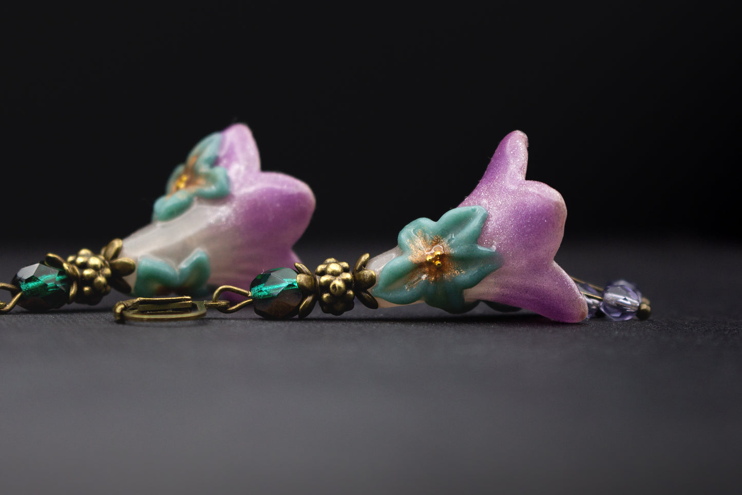 Ohrhänger mit modellierten Blüten – Lila und Grün mit Glasperlen