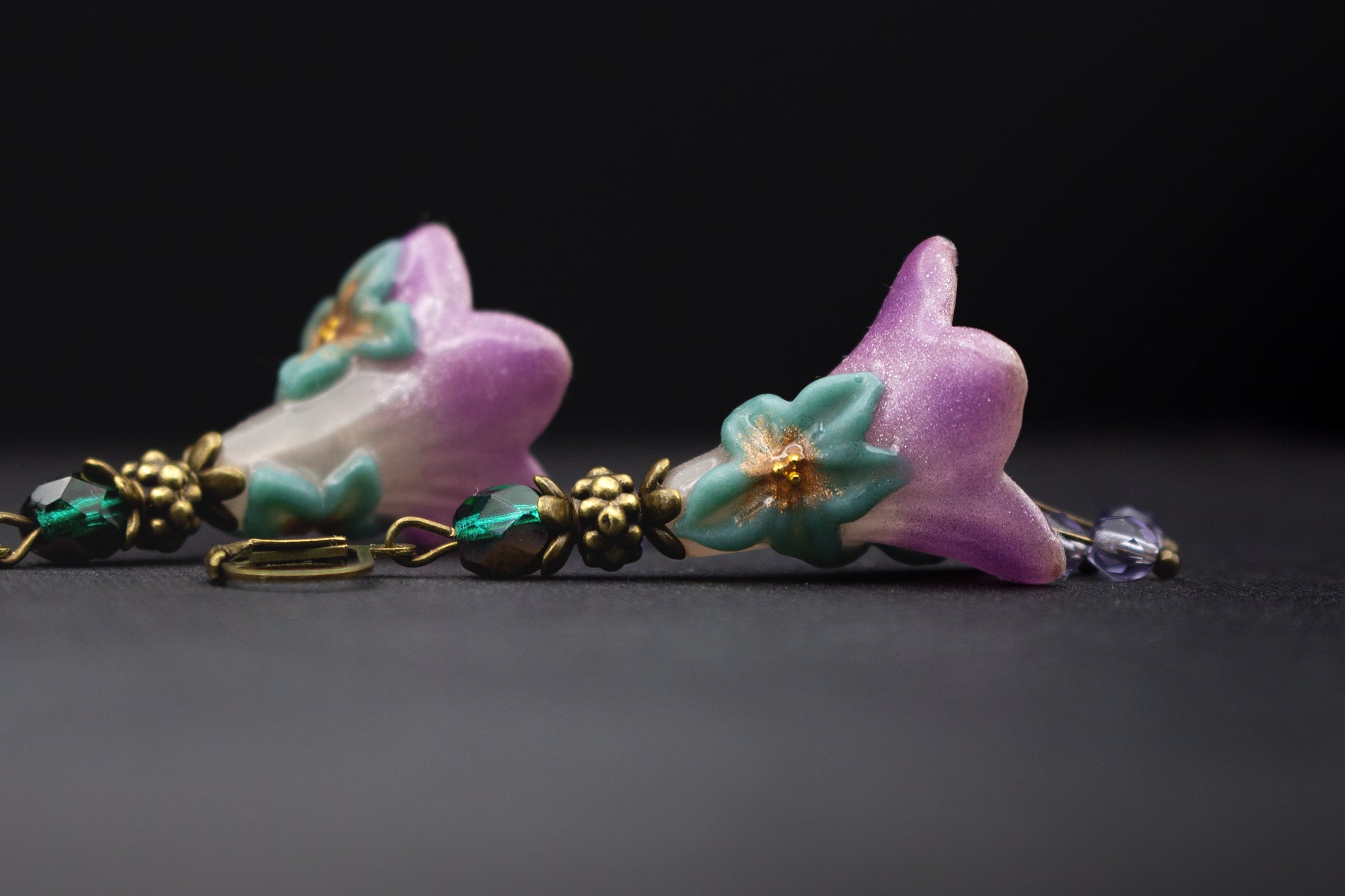 Ohrhänger mit modellierten Blüten – Lila und Grün mit Glasperlen