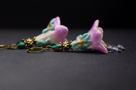 Blütenohrringe in Lila und Grün – handbemalter Schmuck mit modellierten Blüten