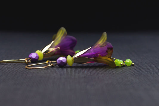 Blütenohrringe in Lila und Hellgrün mit goldfarbenen Creolen – romantischer Blumenschmuck