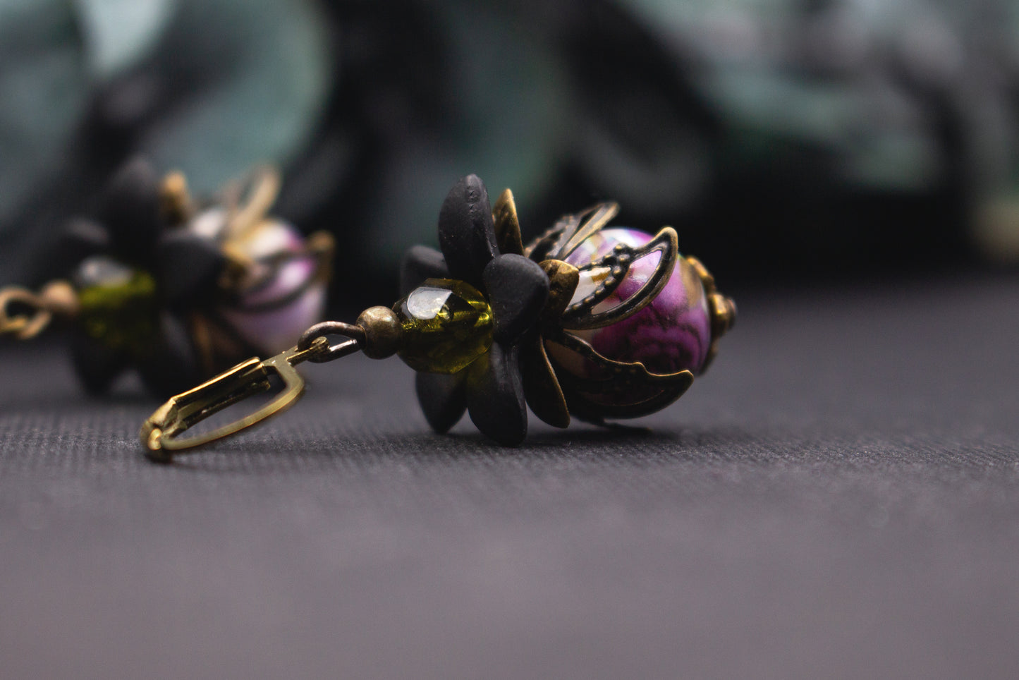 Vintage Blütenohrringe in Lila und Oliv mit schwarzer Blüte und Bronze – farbstarke, individuell gearbeitete Ohrhänger.