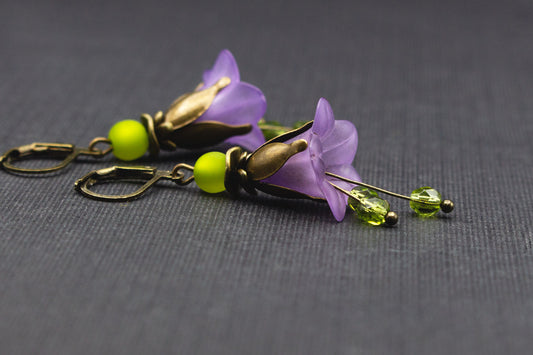 Blütenohrringe in Lila und Olivgrün mit Acryl-Glockenblumen, Glas- und Polaris-Perlen – Vorderansicht