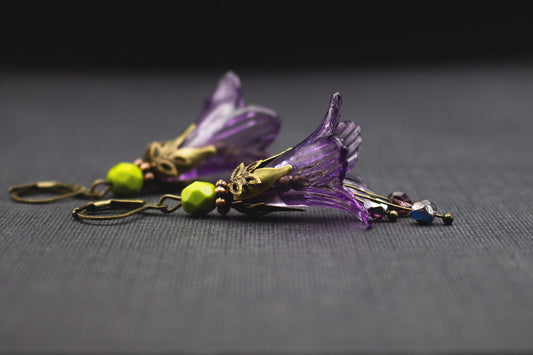 Lila Blütenohrringe mit olivgrünen Perlen und bronzefarbenen Details – romantischer Schmuck