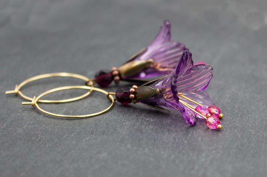 Blütenohrringe in Lila und Rosa mit Glasperlen – romantische Creolen in Antik-Bronze