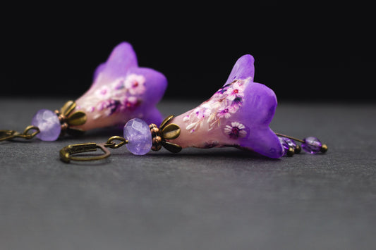 Blütenohrringe Lila Rosé handbemalt – romantischer Boho Schmuck im Wildblumen Look