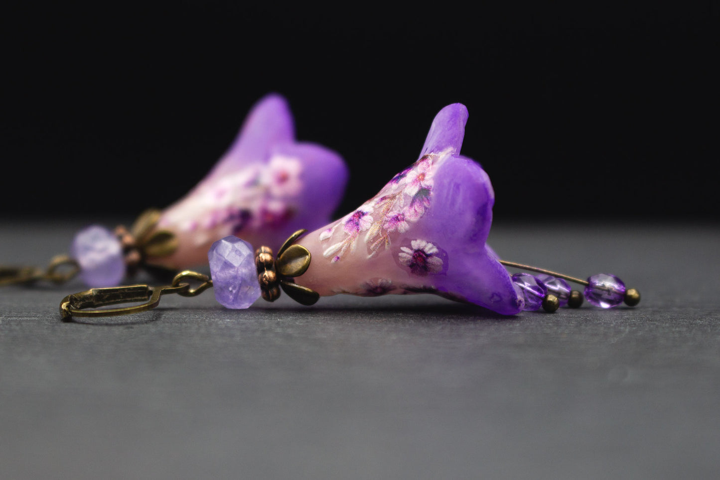 Handbemalte Blütenohrringe Lila Rosé mit Glasperlen – floraler Ohrschmuck sommerlich verspielt