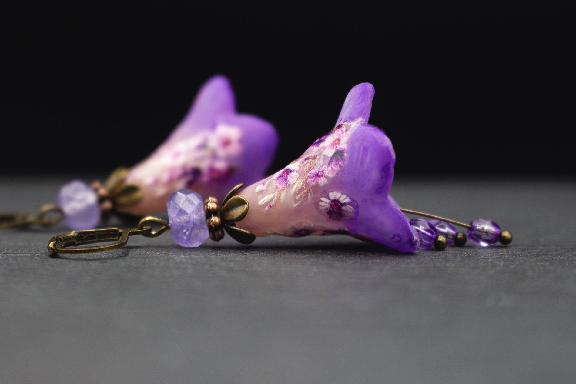 Handbemalte Blütenohrringe Lila Rosé mit Glasperlen – floraler Ohrschmuck sommerlich verspielt