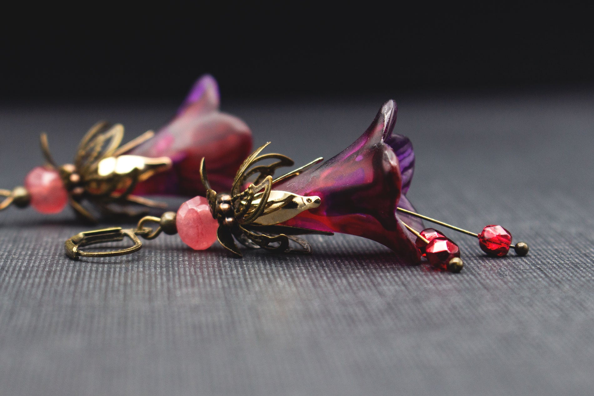 Romantische Blütenohrringe in Lila mit tiefroten Blüten und Flamingo-pinken Glasperlen