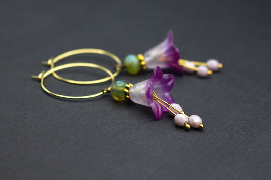 Blütenohrringe in Lila und Weiß mit Glasperlen – romantische Creolen in Gold