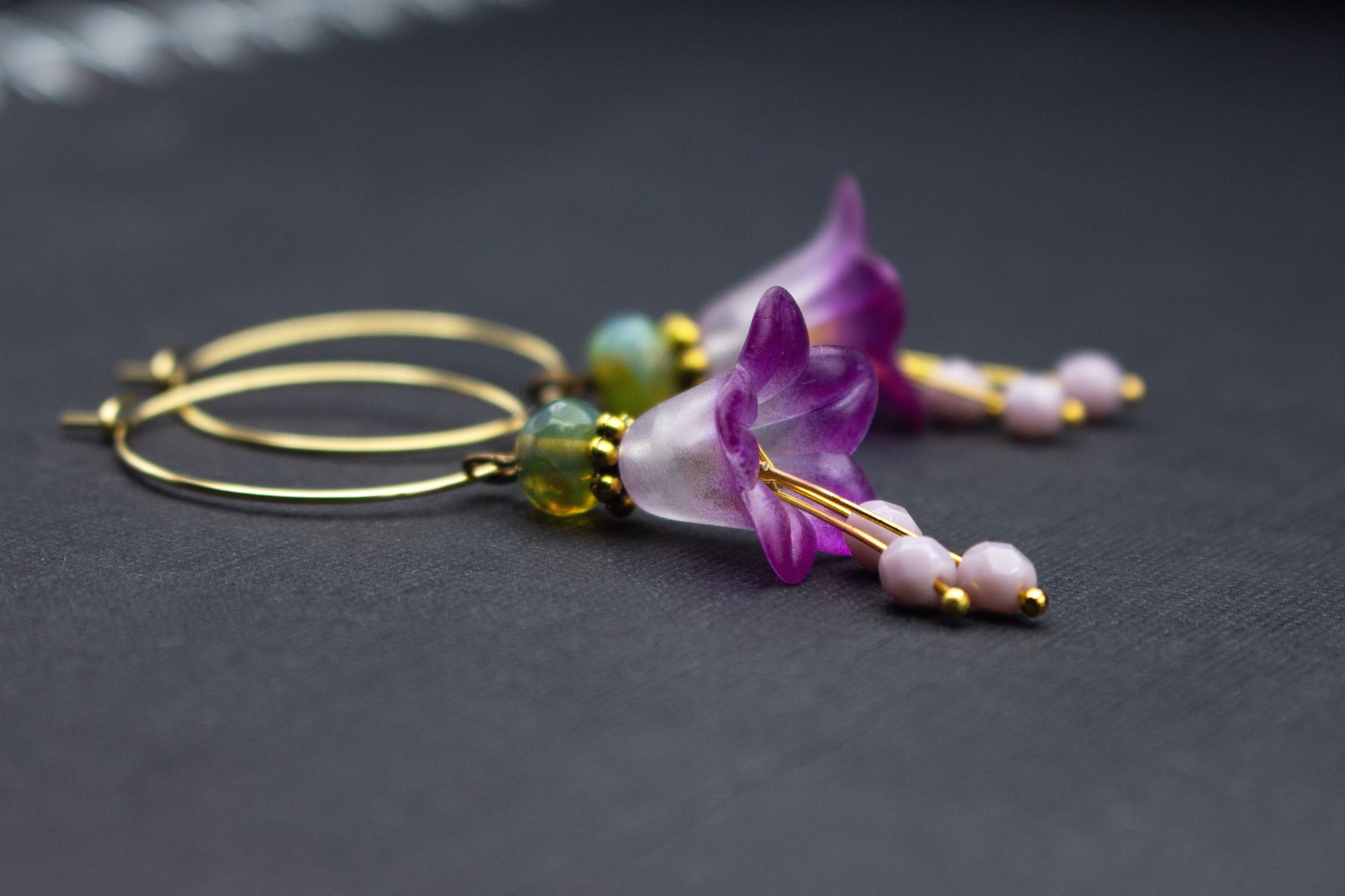 Creolen mit Blüten in Lila und Weiß – romantischer Schmuck für festliche Anlässe
