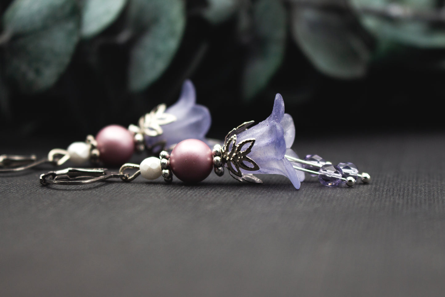 Winterliche Blütenohrringe in Lavendel und Weiß mit Silberdetails und transparenten Glockenblüten – eleganter Ohrschmuck mit zartem Frostschimmer.