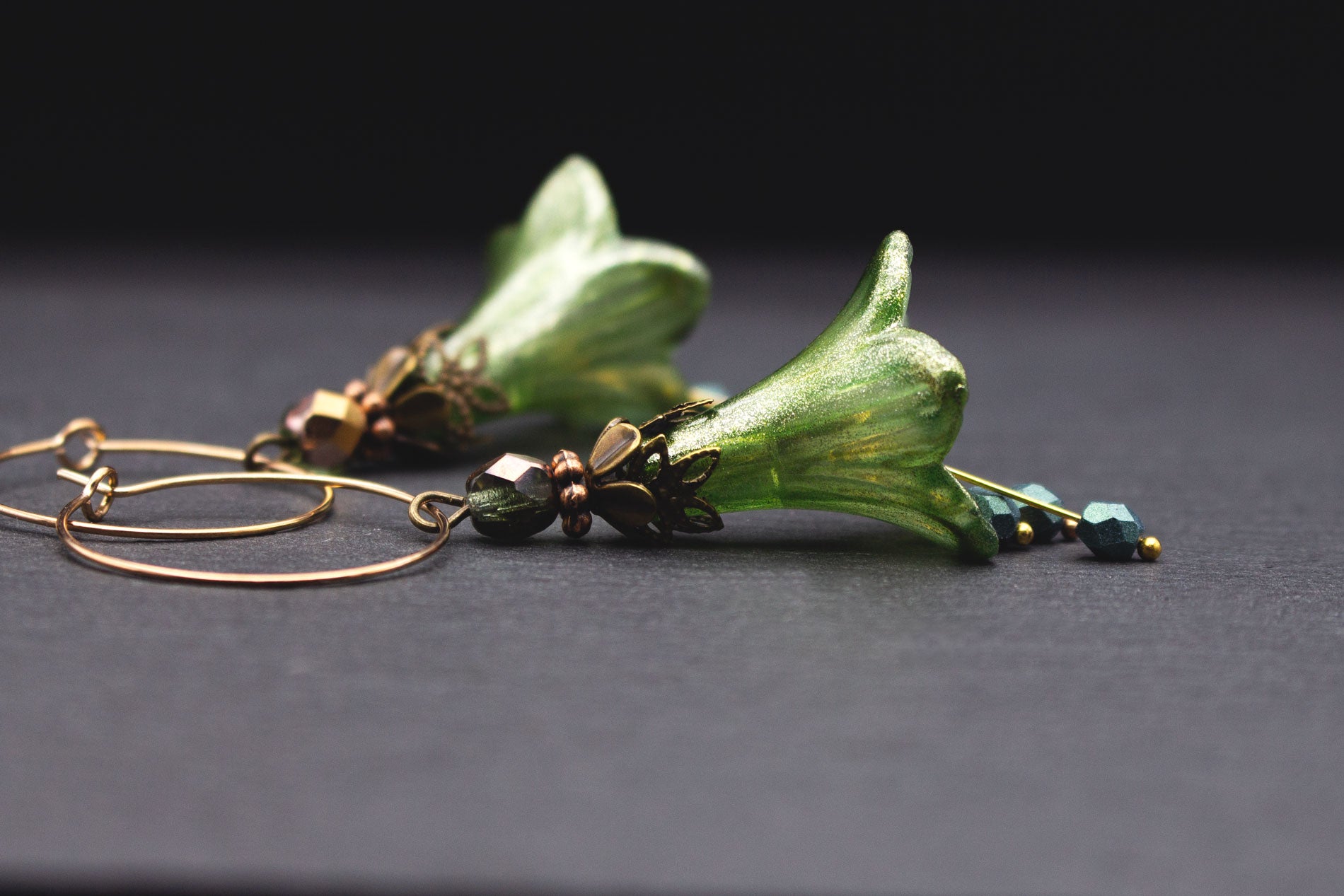 Creolen Ohrhänger Lindgrün mit Glasperlen und Glitzer – romantischer Vintage Schmuck