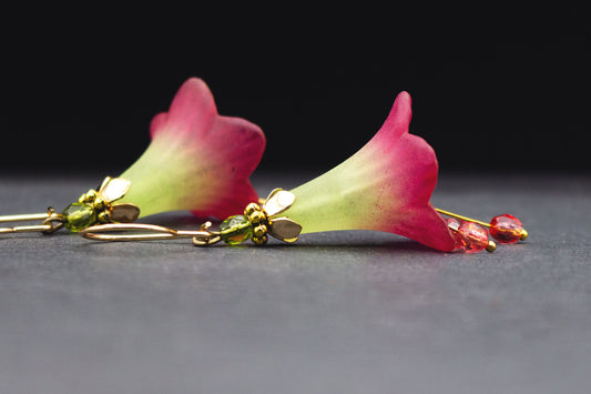 Blütenohrringe mit Farbverlauf Lindgrün bis Fuchsia und Glasperlen – romantischer Ohrschmuck in Gold