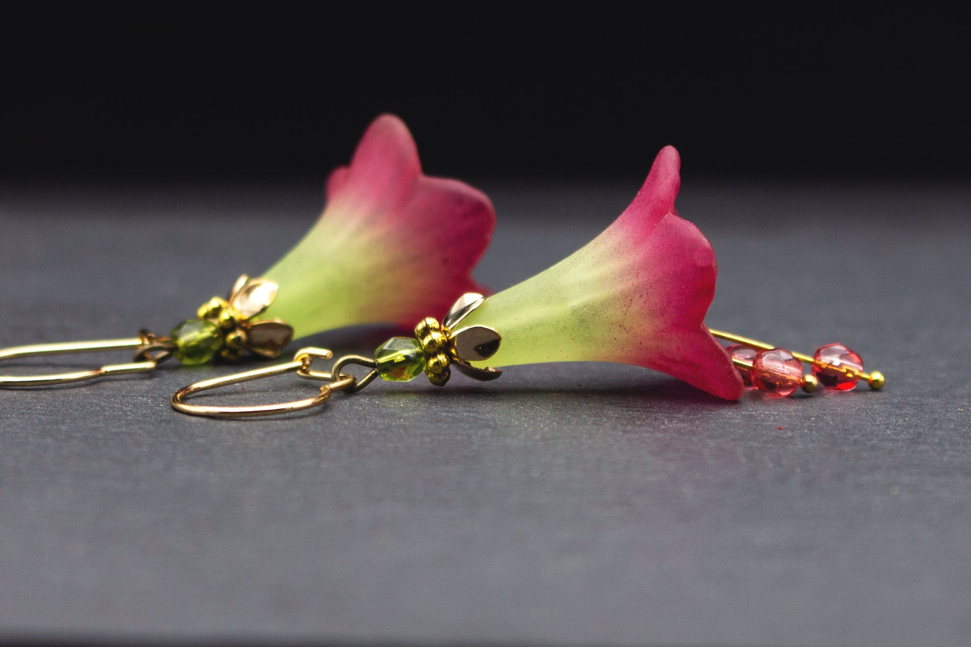 Romantische Blütenohrringe Lindgrün bis Fuchsia mit Rosa Glasperlen – eleganter Schmuck für Hochzeiten