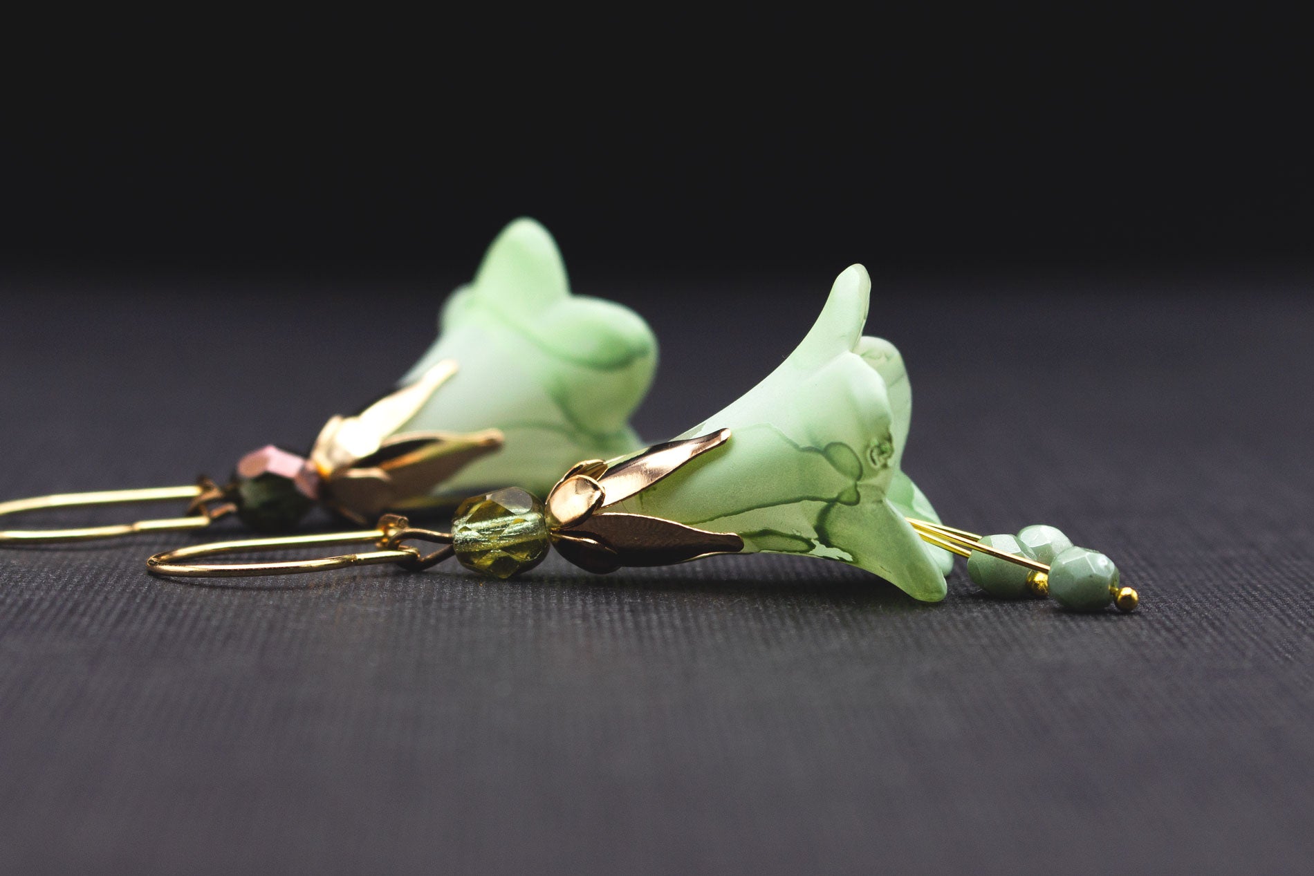Zarte Ohrringe mit lindgrünen Blüten und goldfarbenem Creolenanhänger