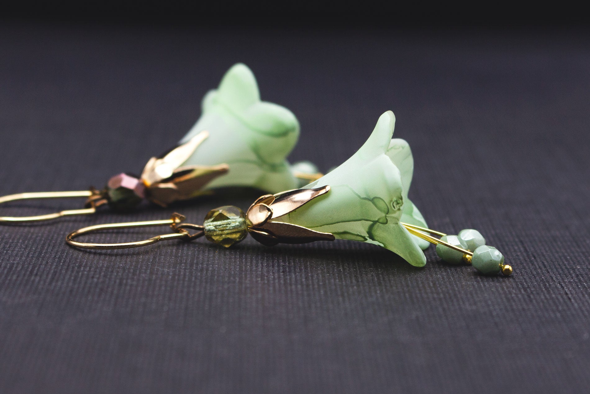 Elegante Blütenohrringe in Lindgrün mit goldfarbenem Schmuckdetail