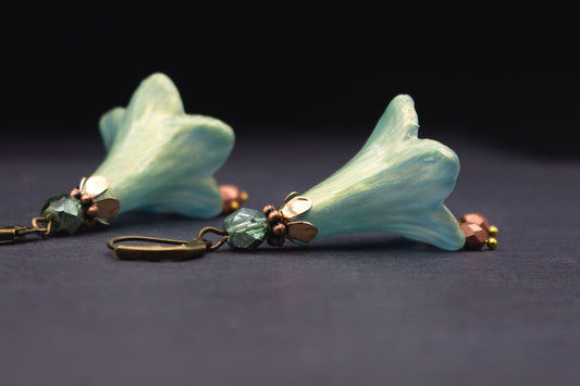 Romantische Blütenohrringe Mint mit Lindgrün und Kupfer – eleganter Ohrschmuck mit Goldschimmer