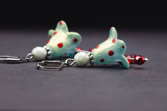 Blütenohrringe Mint mit roten Punkten und Glasperlen – verspielter Ohrschmuck mit Goldschimmer