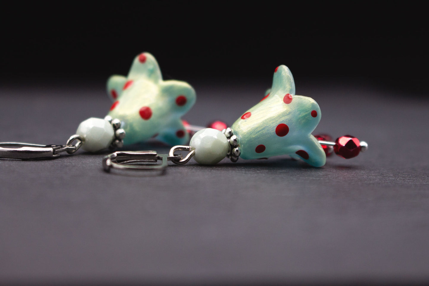 Creolen Ohrringe in Mint mit roten Punkten, Glasperlen in Rot und Silberdetails – einzigartiger Schmuck