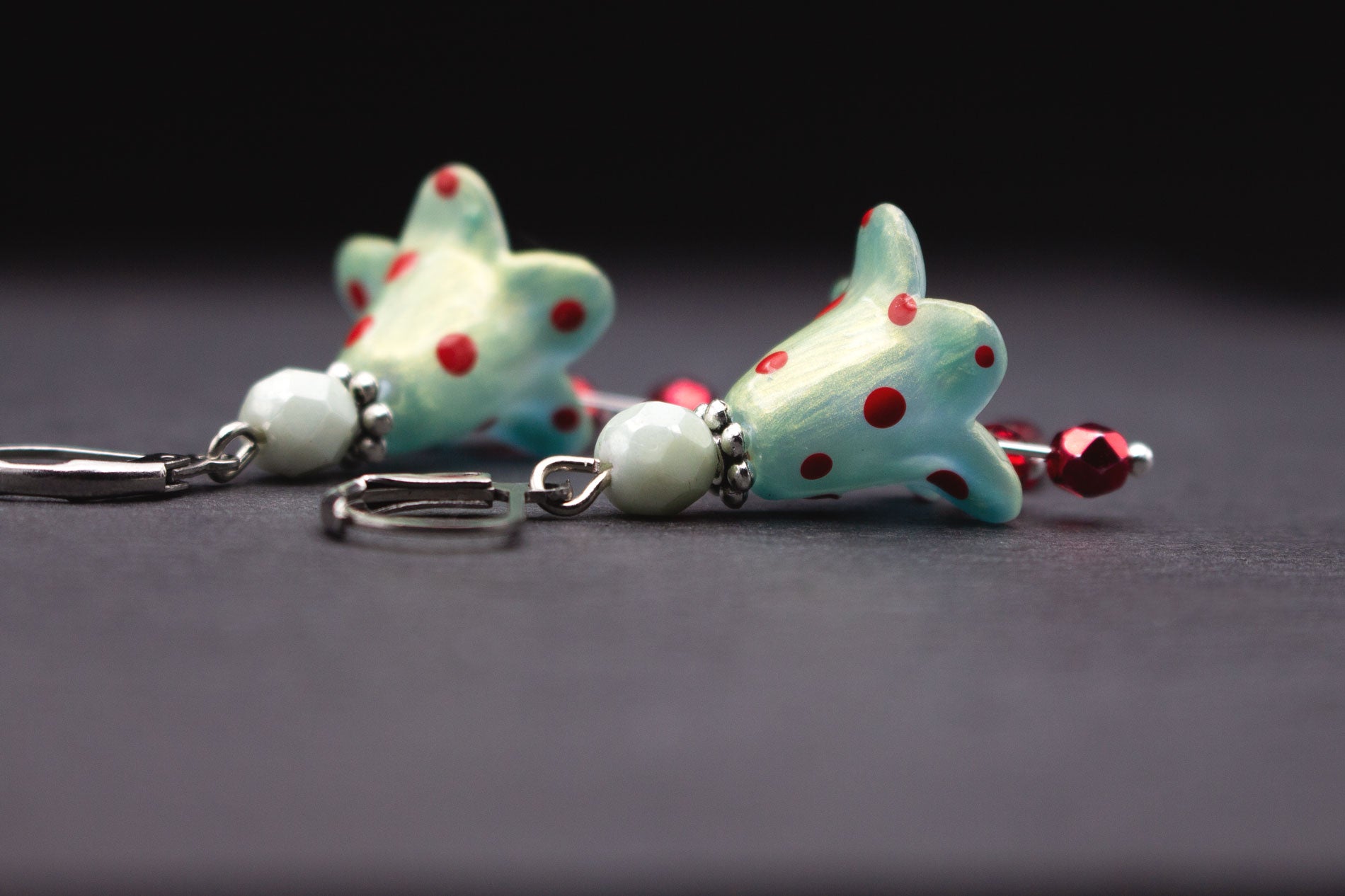 Creolen Ohrringe in Mint mit roten Punkten, Glasperlen in Rot und Silberdetails – einzigartiger Schmuck
