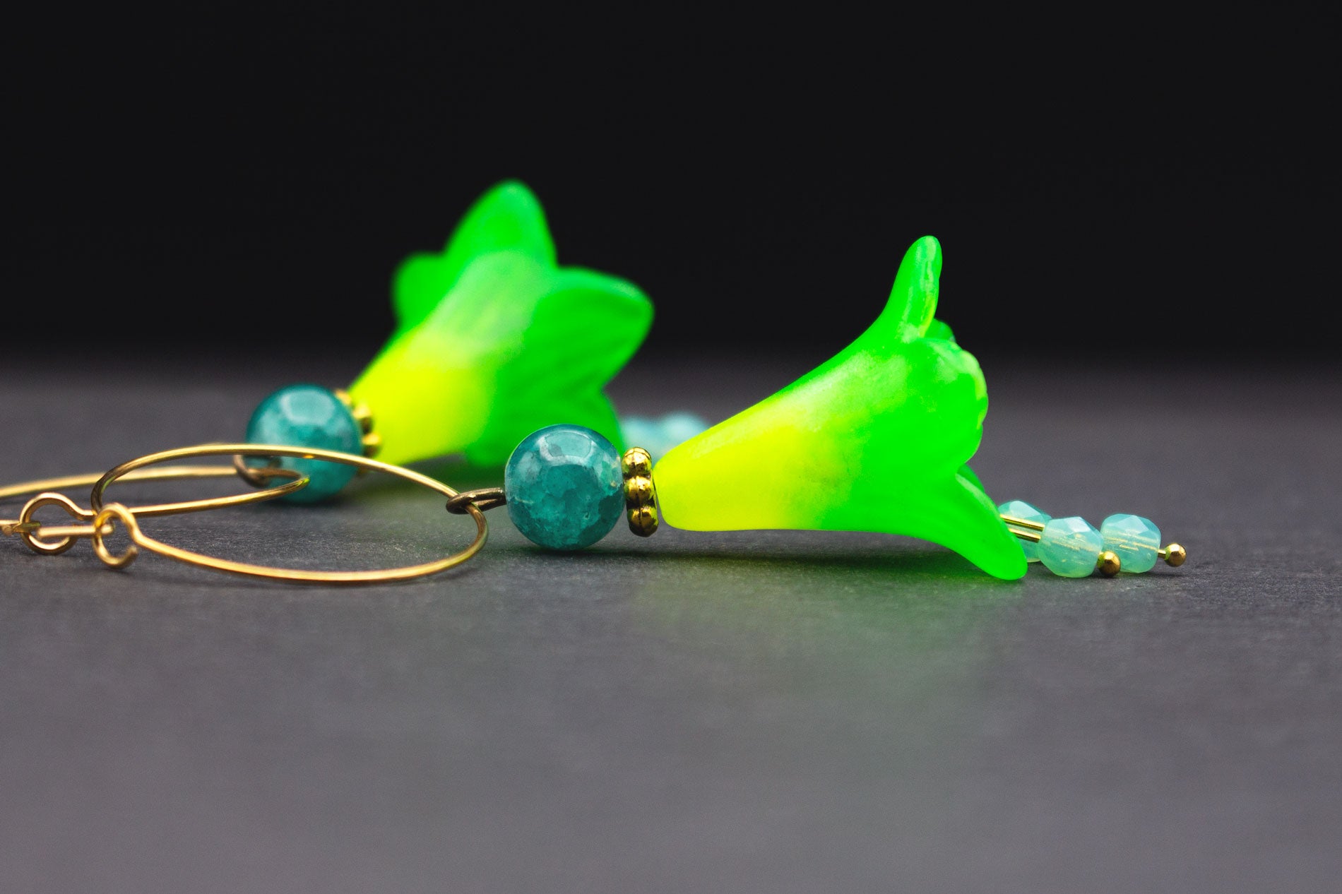 Blütenohrringe Neon Gelb Grün mit Glasperlen in Mint und Türkis – auffällige Creolen Ohrhänger