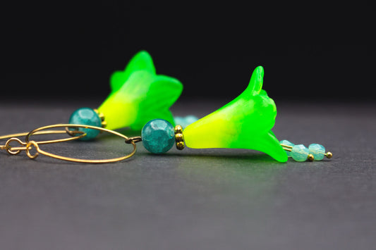 Blütenohrringe Neon Gelb Grün mit Glasperlen in Mint und Türkis – auffällige Creolen Ohrhänger