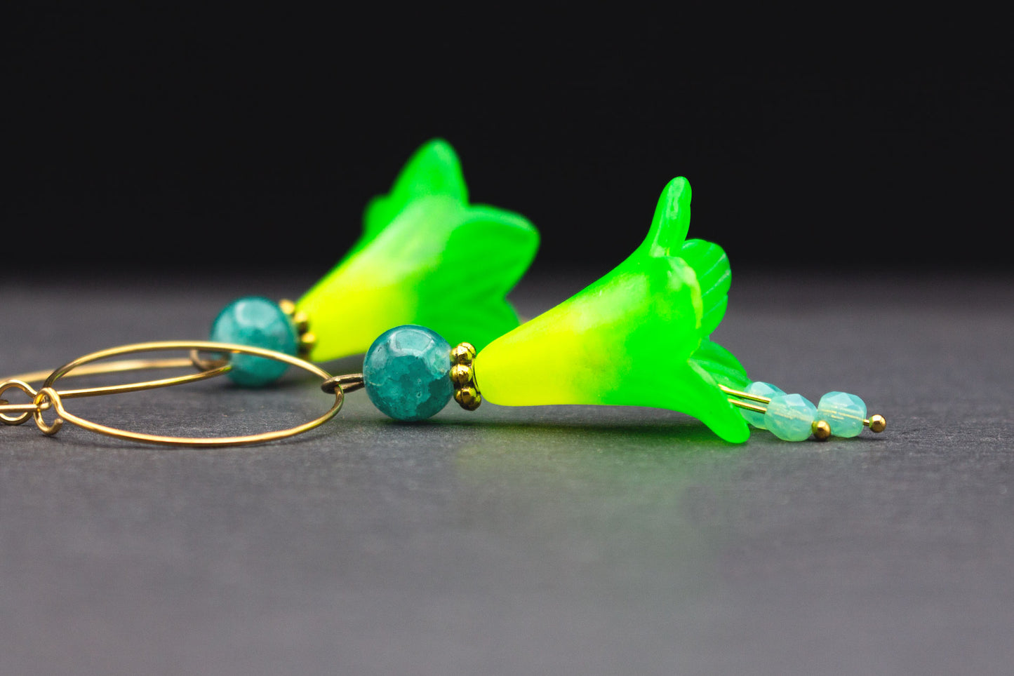 Leuchtende Blütenohrringe Neon Gelb Grün mit Glasperlen – auffälliger Statement-Schmuck