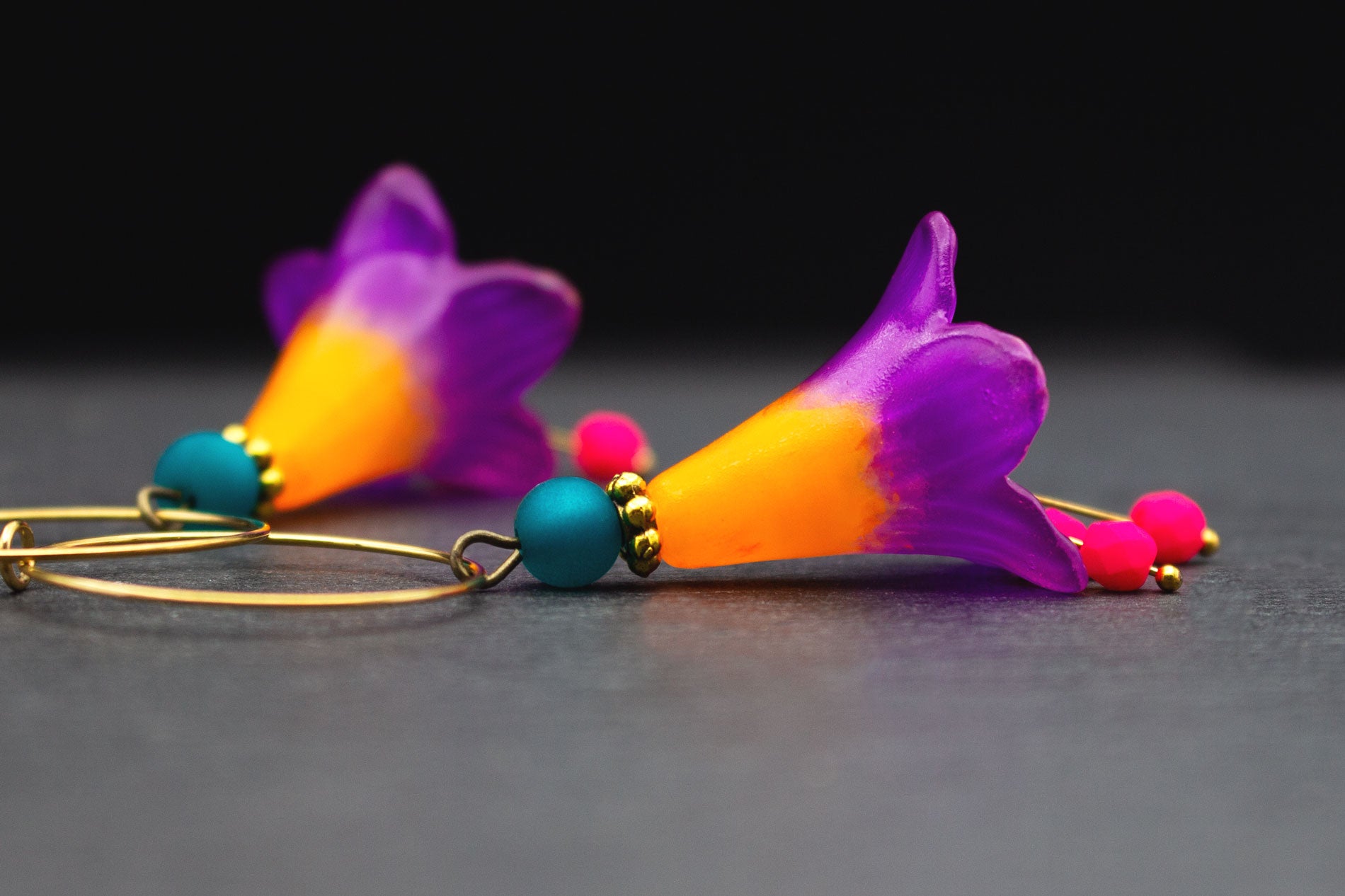 Creolen Ohrringe Neon Lila Orange mit Pink und Türkis Glasperlen – auffälliger Schmuck für Festival und Sommer