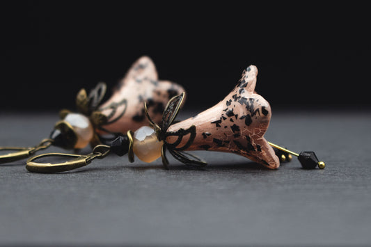 Blütenohrringe Nude Beige mit schwarzen Glasperlen – romantischer Ohrschmuck