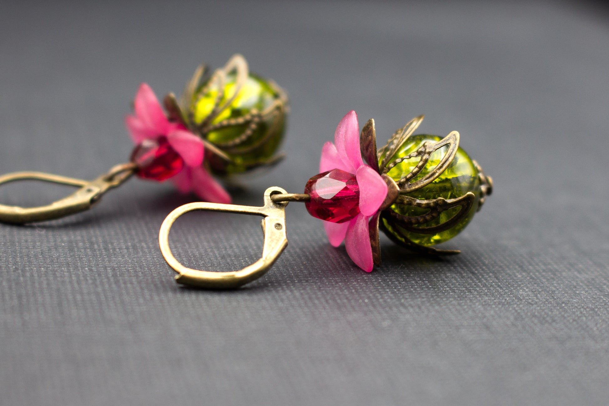 Blütenohrringe Olivgrün und Pink mit Crackle-Perlen – verspielter Schmuck in Bronze