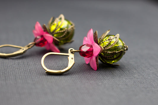 Blütenohrringe Olivgrün und Pink mit Crackle-Perlen – verspielter Schmuck in Bronze