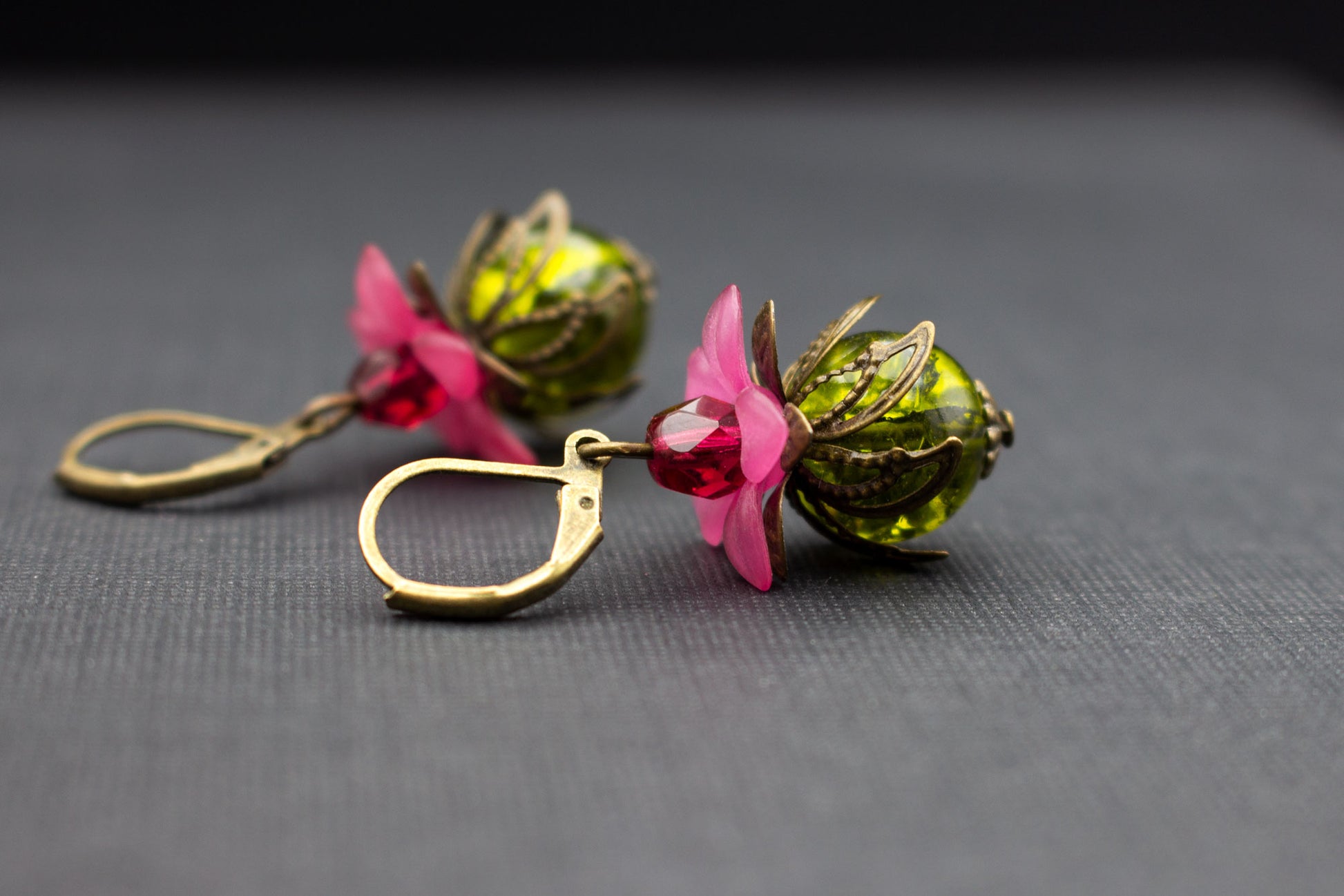 Handgefertigte Ohrringe in Olivgrün und Fuchsia mit floralen Details