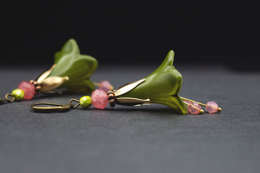Blütenohrringe Olivgrün Rosa handbemalt – romantischer Boho Schmuck Hochzeit