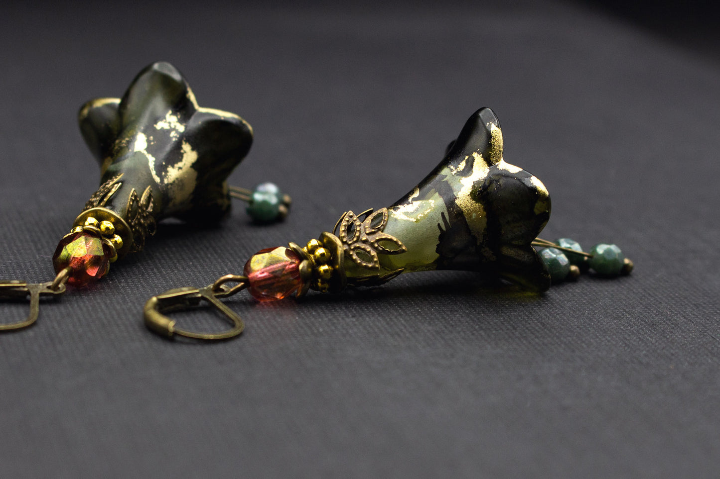 Blütenohrringe Olivgrün Schwarz und Gold – handbemalter Schmuck mit Glasperlen