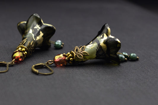 Blütenohrringe Olivgrün Schwarz und Gold – handbemalter Schmuck mit Glasperlen