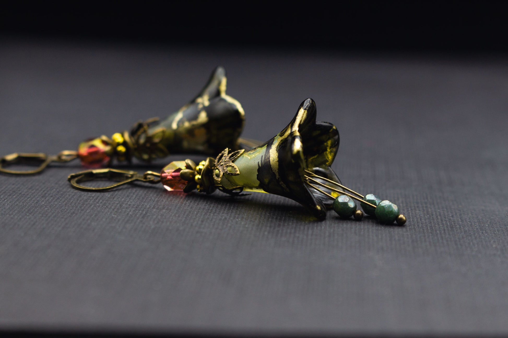 Handgefertigte Blütenohrringe Olivgrün-Schwarz-Gold – eleganter Schmuck