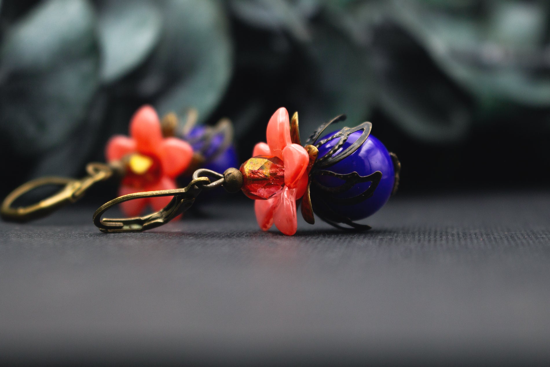 Ausdrucksstarke Orange-Blau-Ohrringe mit Glasperlen und Bronze – ideale Geschenkidee für Fans intensiver Farbkombinationen.