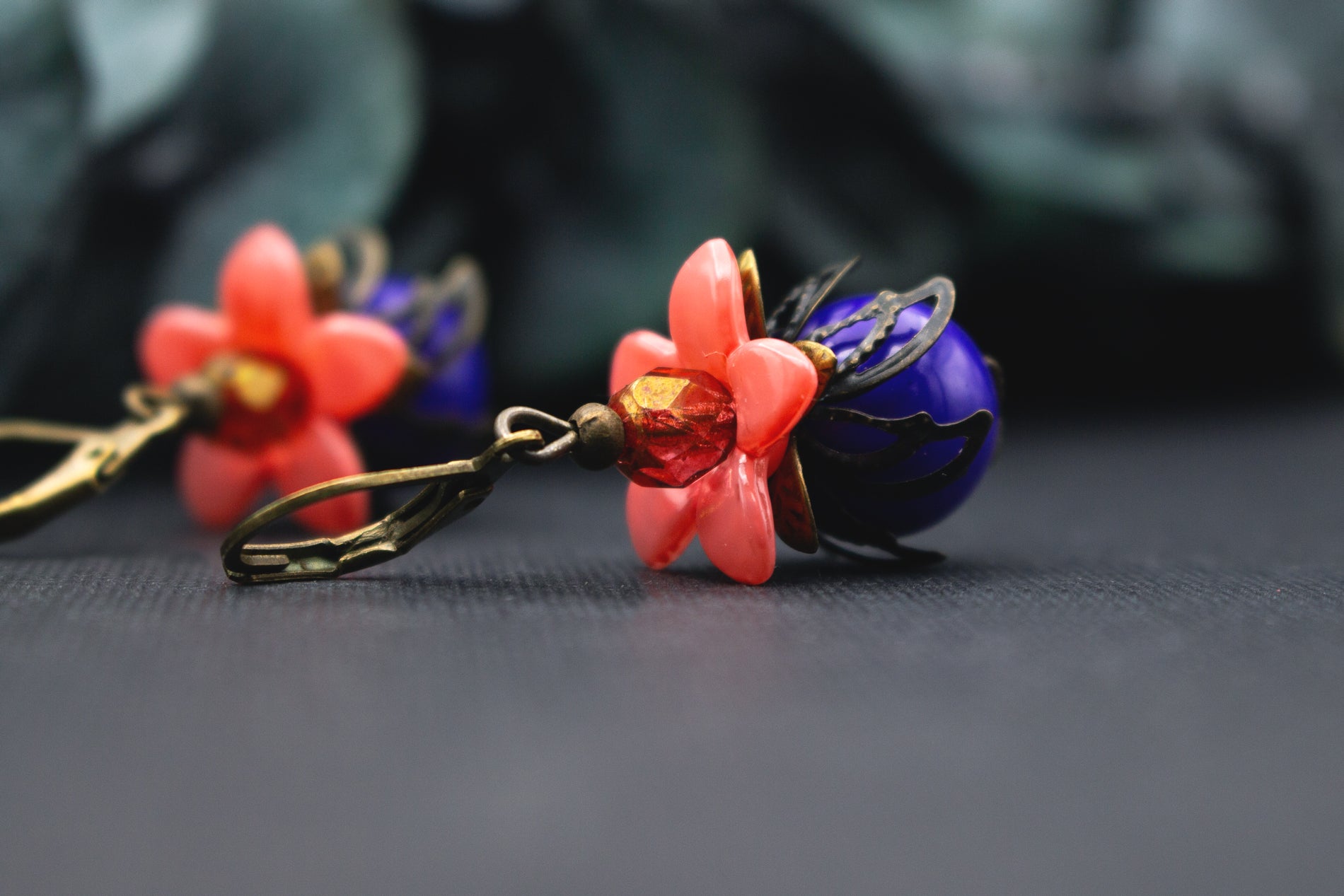 Handgefertigte Blütenohrringe Orange Blau mit Vintage-Kappe und Glasperlen – farbkraftvolles Accessoire für besondere Anlässe.