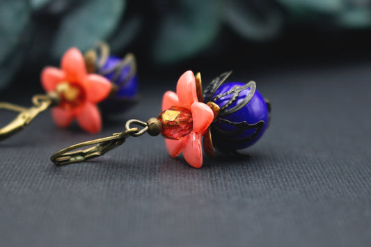 Blütenohrringe in Orange und Blau mit transparenter Glasperle und Bronze – farbintensiver Vintage-Schmuck mit lebendiger, ausdrucksstarker Farbwirkung