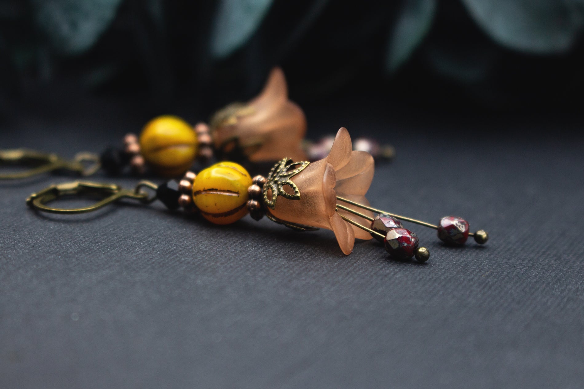 Glasperlenohrringe Orange-Gelb mit matter Acrylblüte und bronzenen Details – zarter Ohrschmuck mit angenehmer Herbstnote.