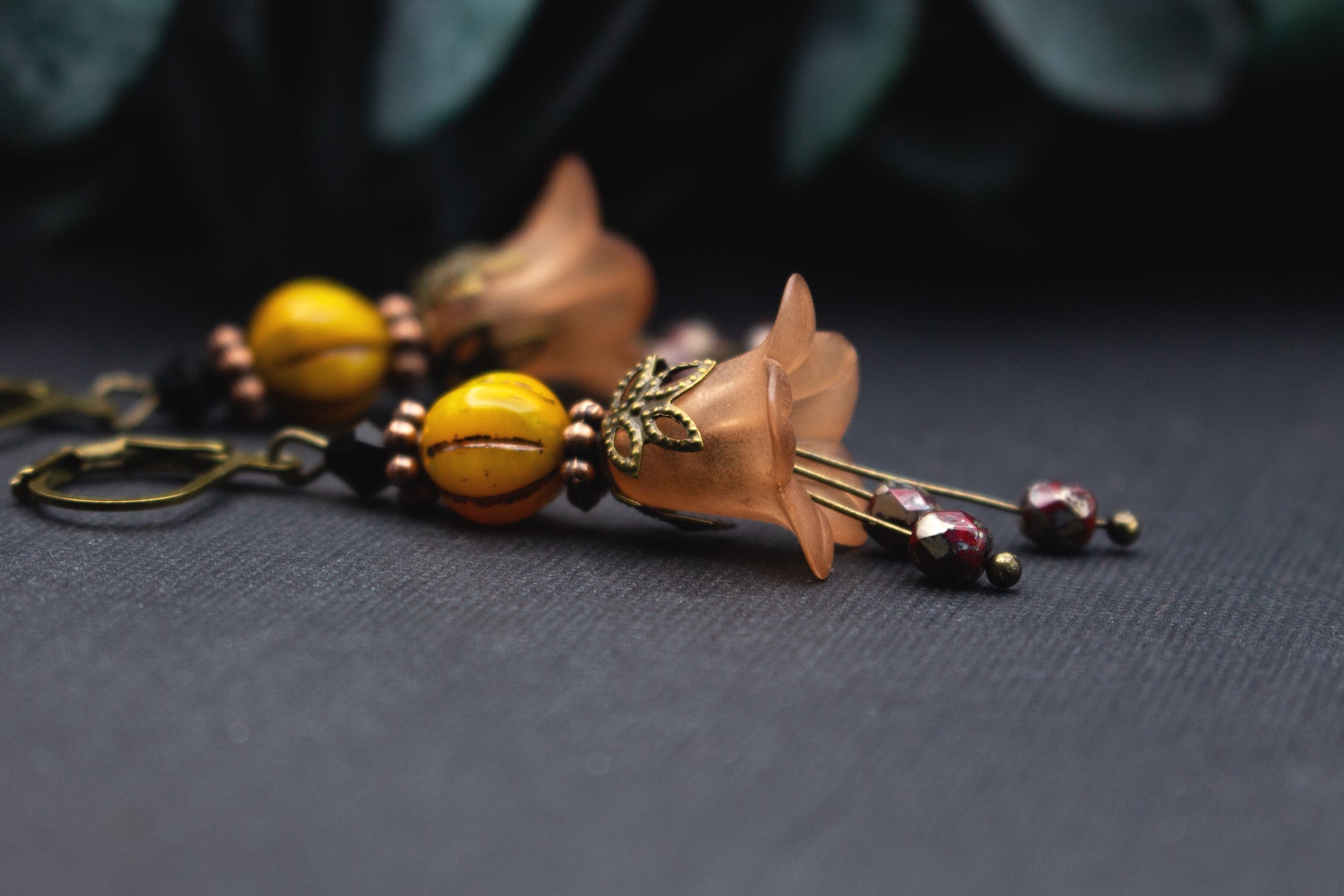 Herbstliche Blütenglocken-Ohrringe in Orange und Gelb mit Bronze und Glasperlen – warme, harmonische Ohrhänger für natürliche Looks.
