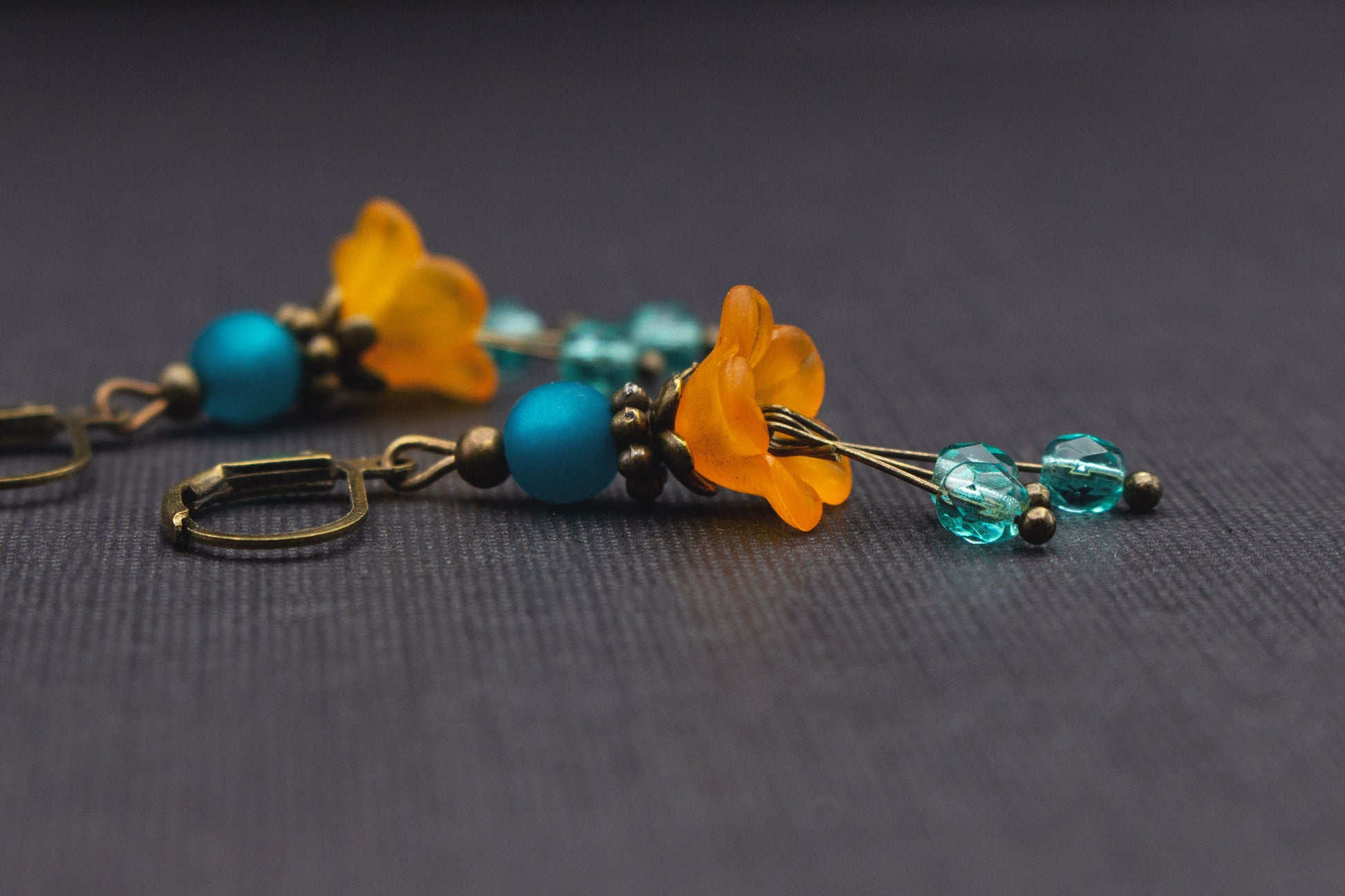 Handgemachte Blütenohrringe in Orange und Türkis – romantischer Schmuck