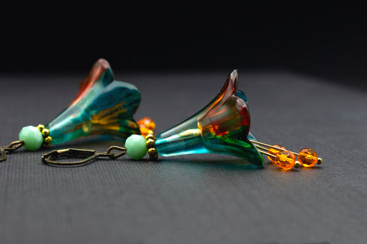 Blütenohrringe in Orange und Türkis mit Glasperlen – handbemalter Schmuck